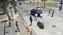Un motard se retrouve sous une voiture : Les passants vont lui sauver la vie !