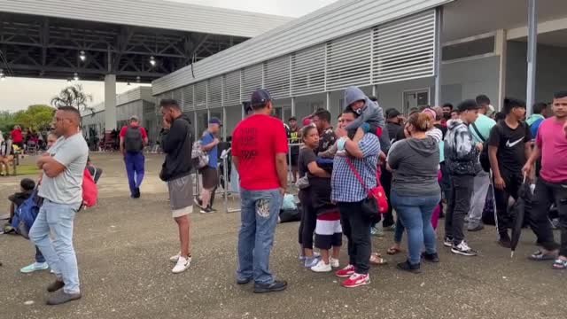 Las caravanas de migrantes vagan por México sin conseguir entrar en EEUU