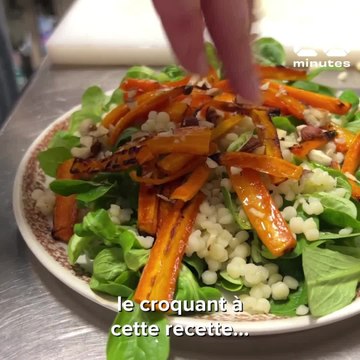 Emilie Franzo met des petites pâtes sardes dans sa salade