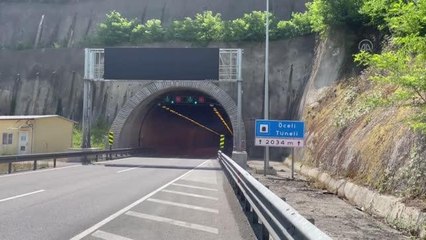 Tırın tünelde arızalanan otomobile çarpması sonucu 1 kişi öldü, 4 kişi yaralandı