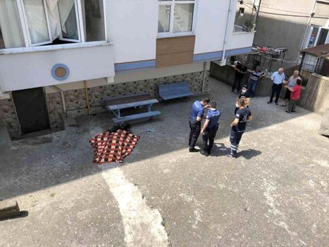 Temizlik yaparken camdan düşen kadın hayatını kaybetti