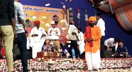 બનાસકાંઠાઃ ગીતા રબારીના લોકડાયરામાં રૂપિયાનો વરસાદ, જુઓ વીડિયો