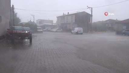 Kısa süreli kuvvetli yağış, mahalleyi göle döndürdü