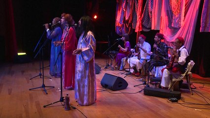 فنانون في أزياء نسائية لرد الاعتبار لتراث "العيطة" الشعبي بالمغرب