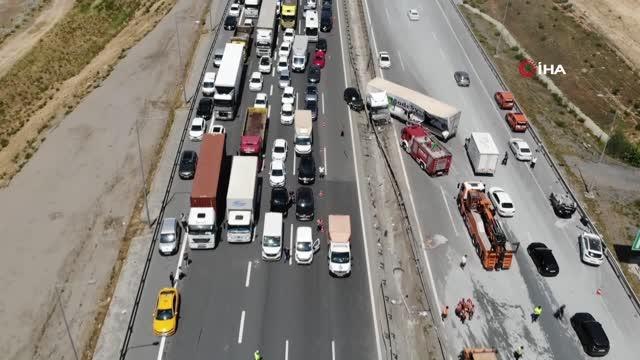 Pendik'te çimento yüklü kamyon karşı şeride daldı, ortalık savaş alanına döndü