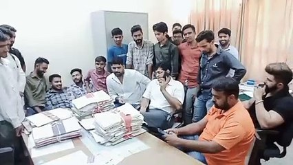 Agitation: चीफ प्रॉक्टर का किया घेराव, अफसर की कुर्सी पर कब्जा