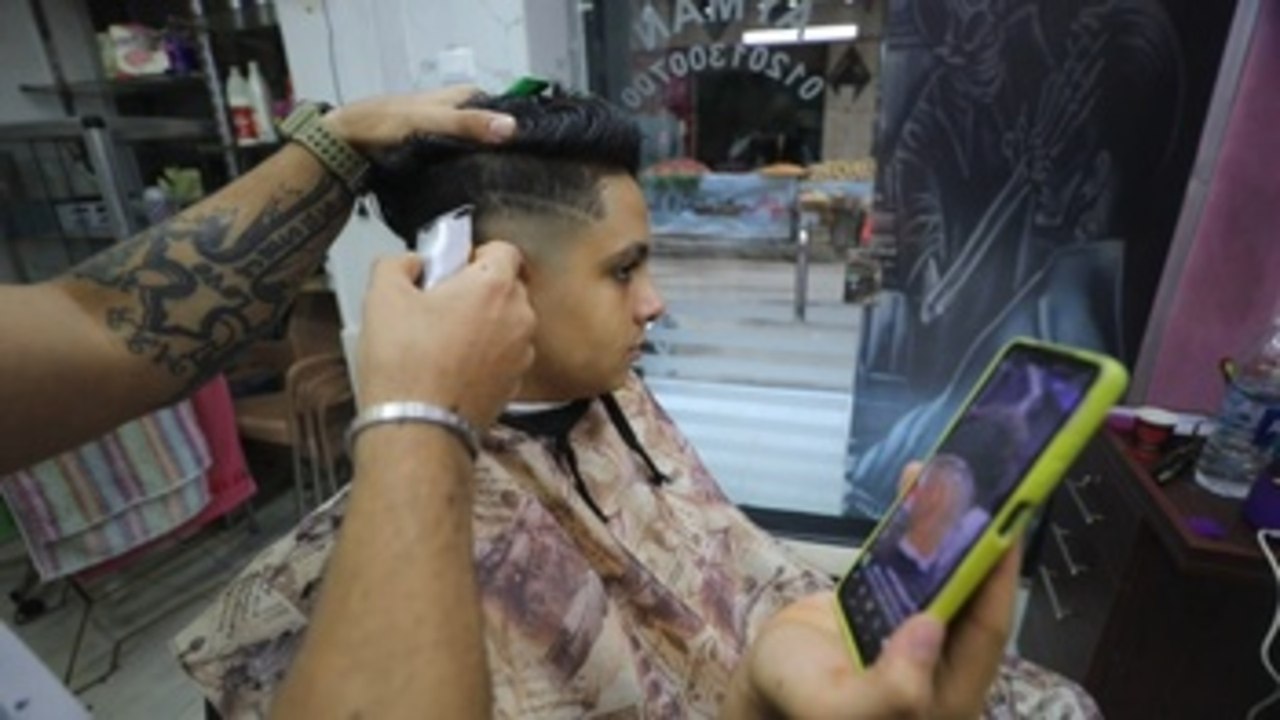 Peinados "raros" en El Cairo, una moda de rebeldía moderada