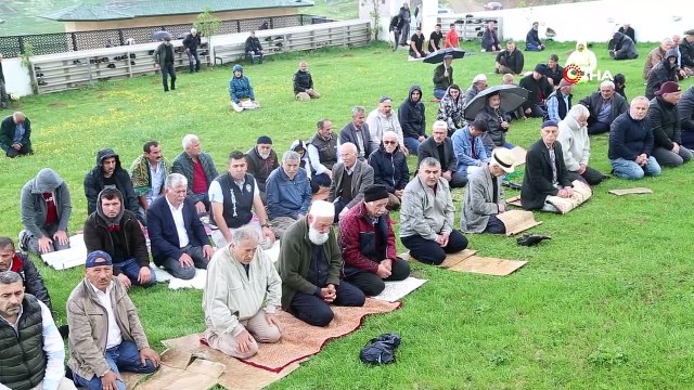 561 yıldır çimen üzerinde Cuma namazı kılınıyor