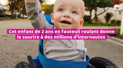 Cet enfant de 2 ans en fauteuil roulant donne le sourire à des millions d’internautes