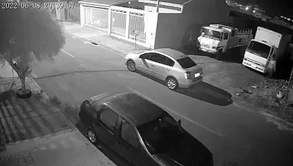 Vídeo mostra movimentação de homens durante possível furto de bateria