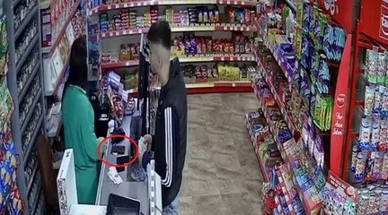 Markette telefon hırsızlığı kamerada