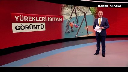 Temizlik görevlisinin parkta çocuğu salıncakta salladığı görüntüler ilgi gördü