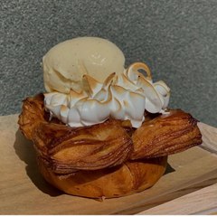 Ukrainische Bäckerei ehrt Boris Johnson mit einem Croissant