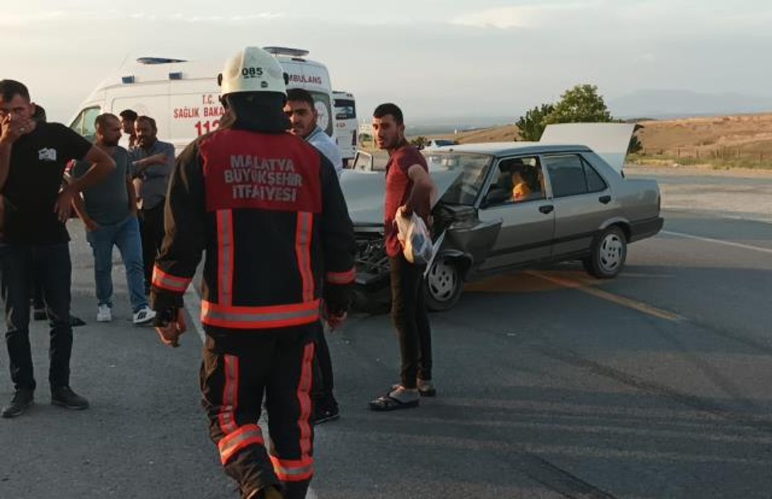 Minibüsle otomobil çarpışması sonucu 5 kişi yaralandı