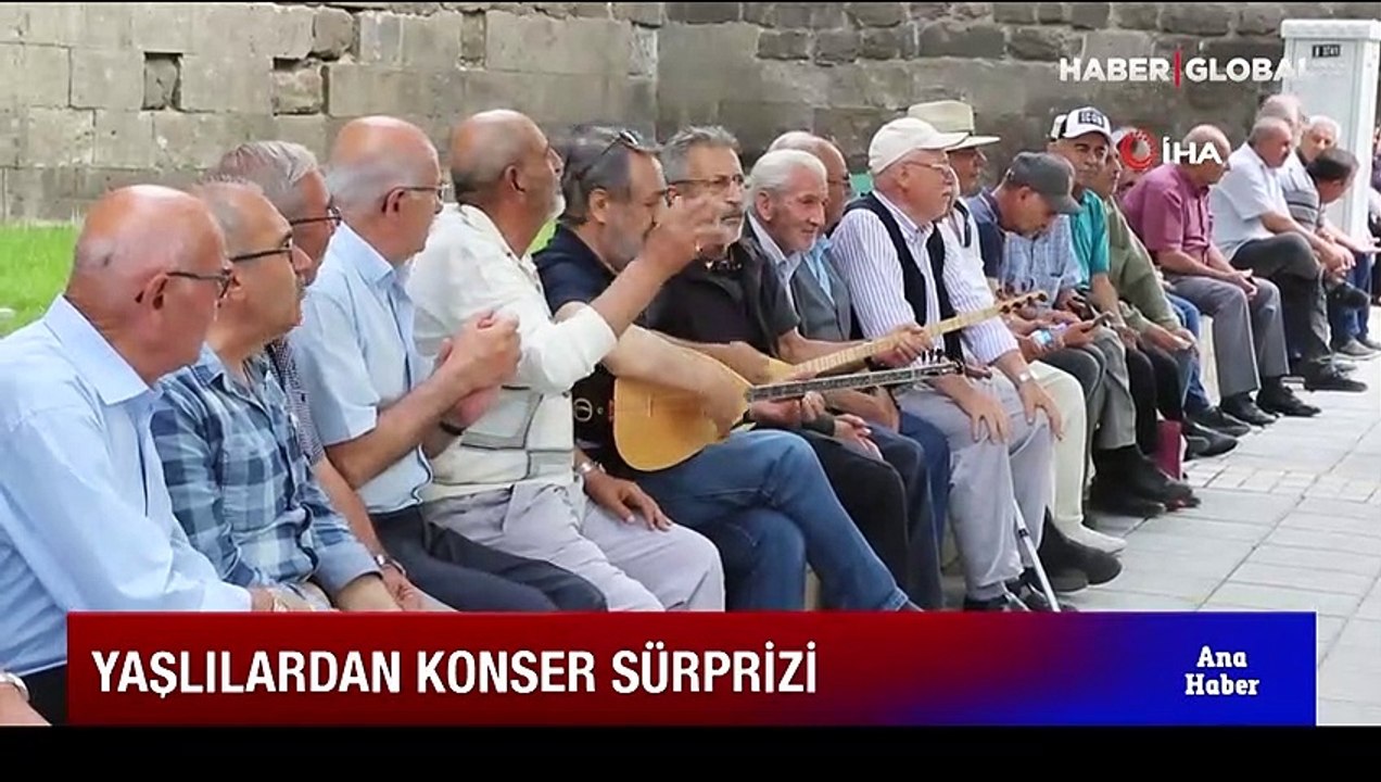 Yaşlılar meydanda konser verdi, vatandaşlar ilgiyle izledi