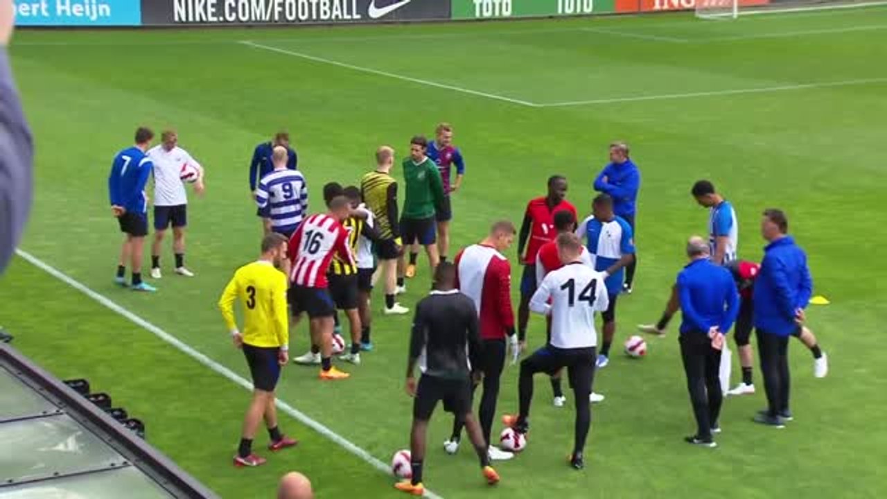 Depay & Co. Trainieren in Trikots der Jugendklubs