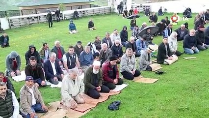 Üstü açık, çift minareli sıra dışı camide 561 yıldır Cuma namazı kılınıyor