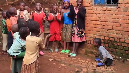 Rwanda / Un enfant de 8 ans sans jambes a réussi à offrir une nouvelle maison à sa mère