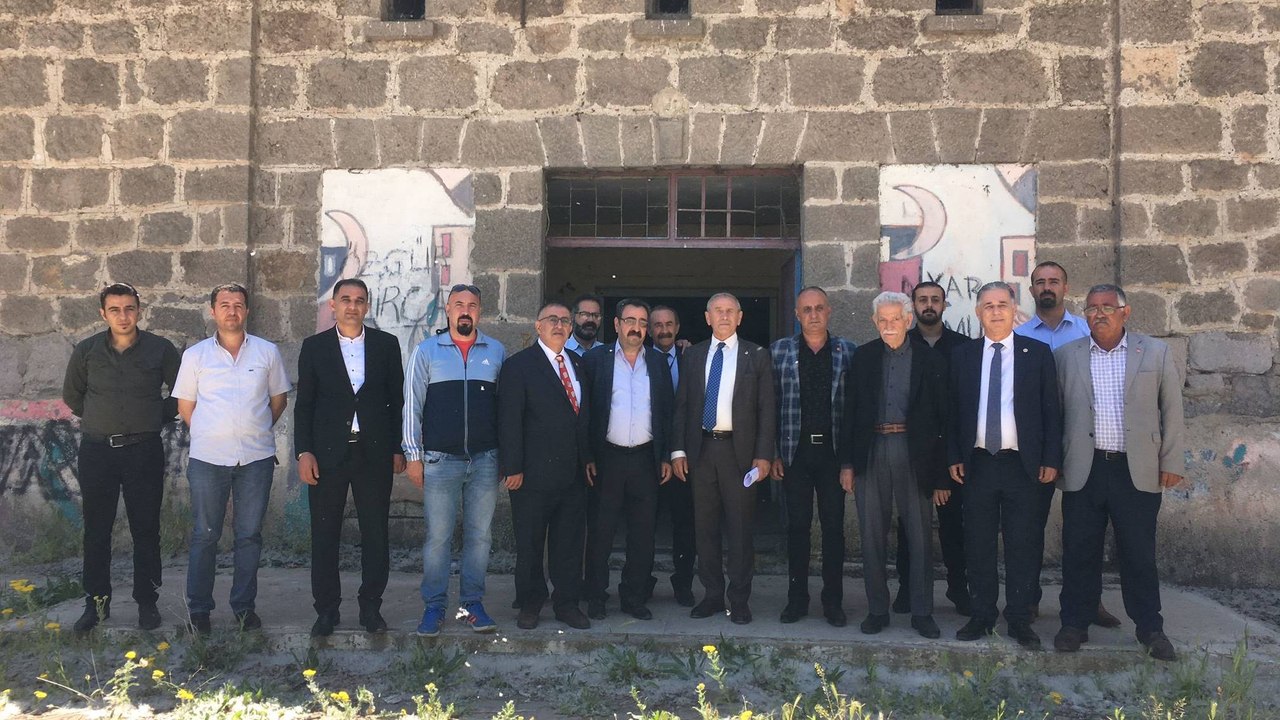 Hasarlı köy enstitüsü önünde CHP’den çağrı: Valiliğin bütçesi yetmiyorsa bizim belediyelerimiz gelir