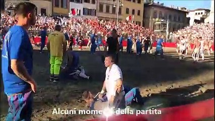 下载视频: Firenze e il calcio storico, un momento della partita e la festa finale