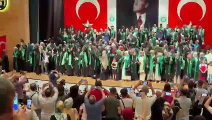 İlahiyat mezuniyetinde onuncu yıl marşı! Velilerden 'Bunu da mı görecektik?' tepkisi