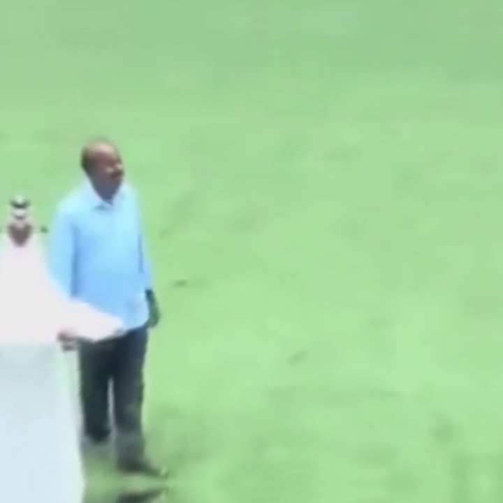 شاهد.. كيف ودع طلاب بـالسعودية عامل مدرستهم قبل رحيله وسفره النهائي