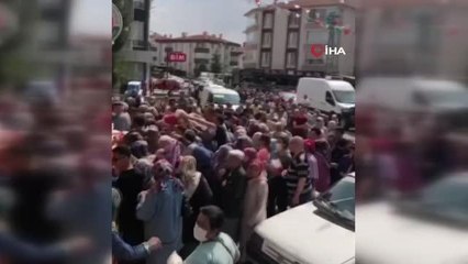 İndirimli şeker alabilmek için vatandaşlar birbirini ezdi