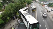 Üsküdar'da İETT otobüsü ile iki tur otobüsü çarpıştı, ortalık savaş alanına döndü