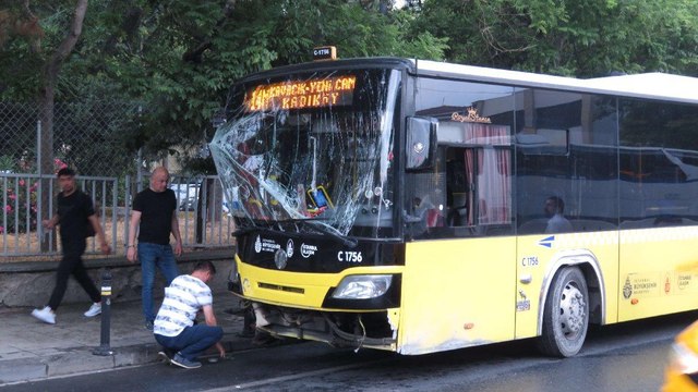 Üsküdar'da İETT otobüsü ile iki tur otobüsü çarpıştı