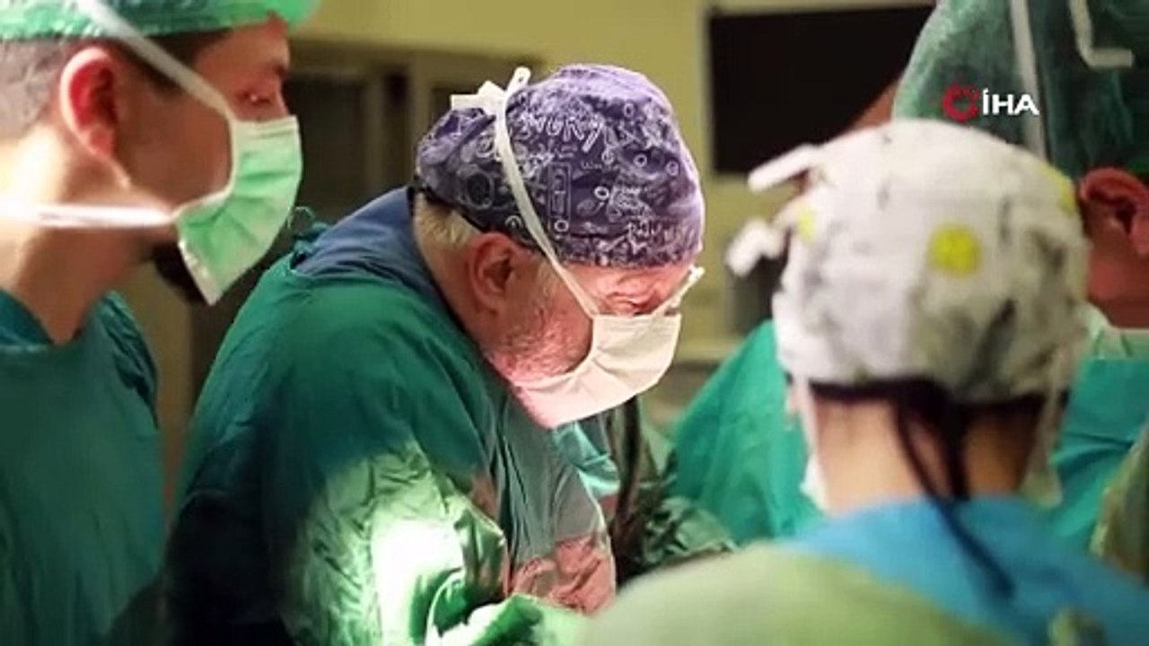 Hastanın karnından 16,9 kiloluk dev kitle çıktı, 40 yıllık doktor bile şaşırdı