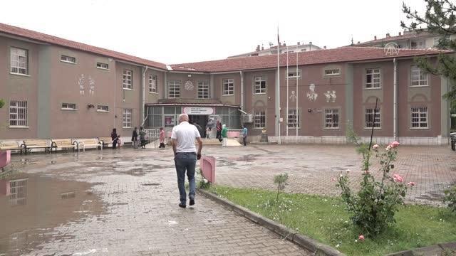 Anaokulu öğrencileri mutfak atıklarıyla işledikleri okul bahçesinde meyve sebze yetiştiriyor