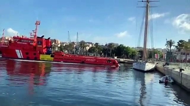 El barco Punta Mayor de Salvamento Marítimo, haciendo unas maniobras, ha chocado con un velero, haciéndole una brecha. - Puerto de Tarragona hoy. - P