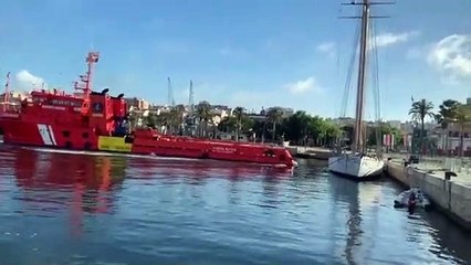 El barco Punta Mayor de Salvamento Marítimo, haciendo unas maniobras, ha chocado con un velero, haciéndole una brecha. - Puerto de Tarragona hoy. - P