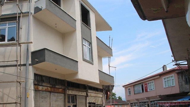 Görenler bir daha bakıyor: Balkon var, kapı yok!