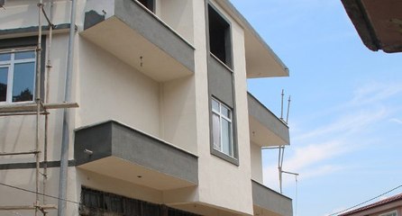 Görenler bir daha bakıyor: Balkon var, kapı yok!