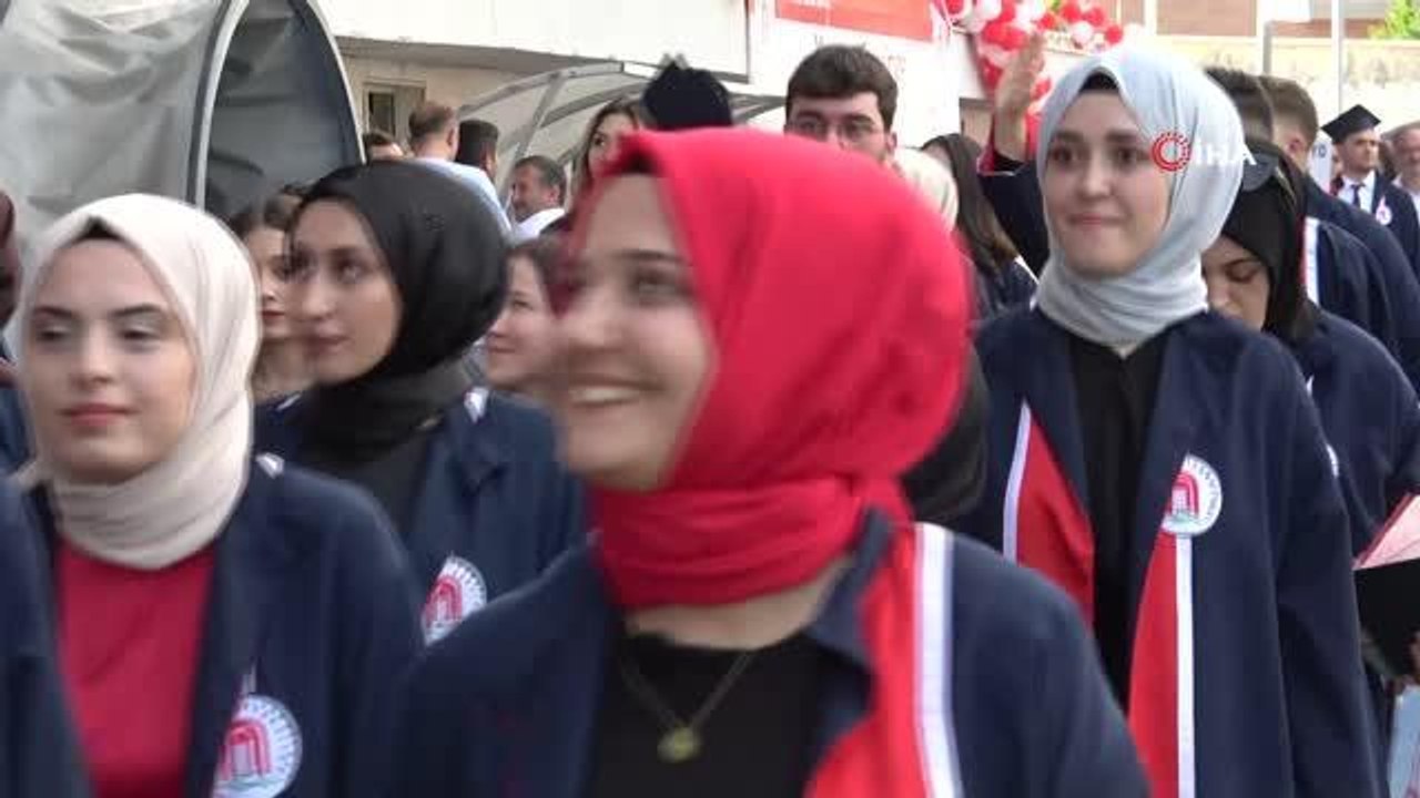 Amasyalı ikizler, üniversiteyi birinci ve ikinci sırada bitirdi