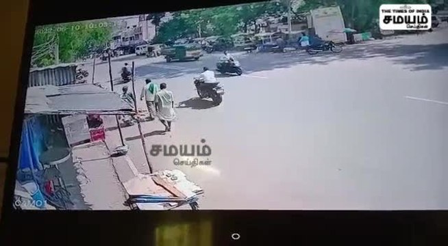 பாவம்... மகன் கண் எதிரே தாய் விபத்தில் சிக்கி பலி; பதைபதைக்கும் சிசிடிவி!