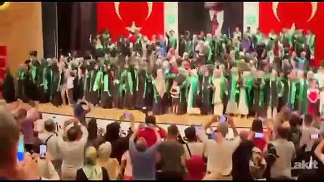 Onuncu Yıl Marşlı, Atatürk bayraklı mezuniyet töreni birilerini rahatsız etti