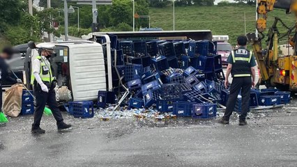 부산에서 승합차 충돌한 트럭서 맥주 수백 병 쏟아져 / YTN