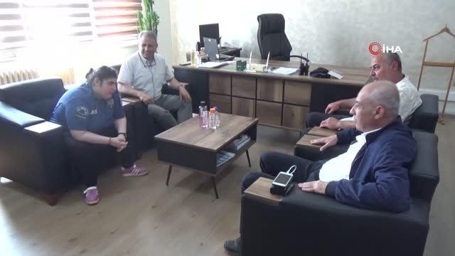 Polisten yürek ısıtan davranış: Özel genç polis üniforması giyip emniyeti gezdi