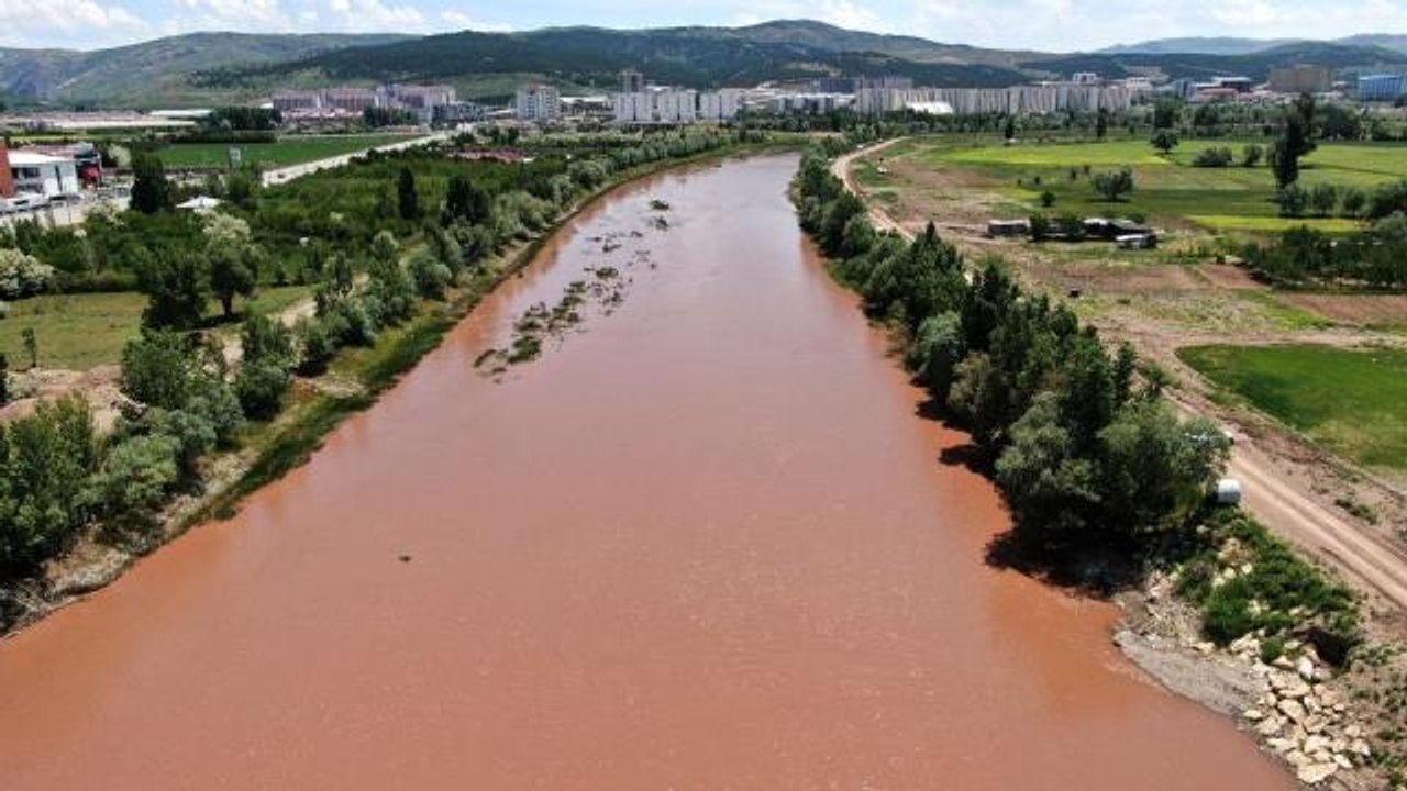 Kuraklık yüzünden griye dönmüştü! Sağanak yağışlar Kızılırmak'ın rengini aslına döndürdü