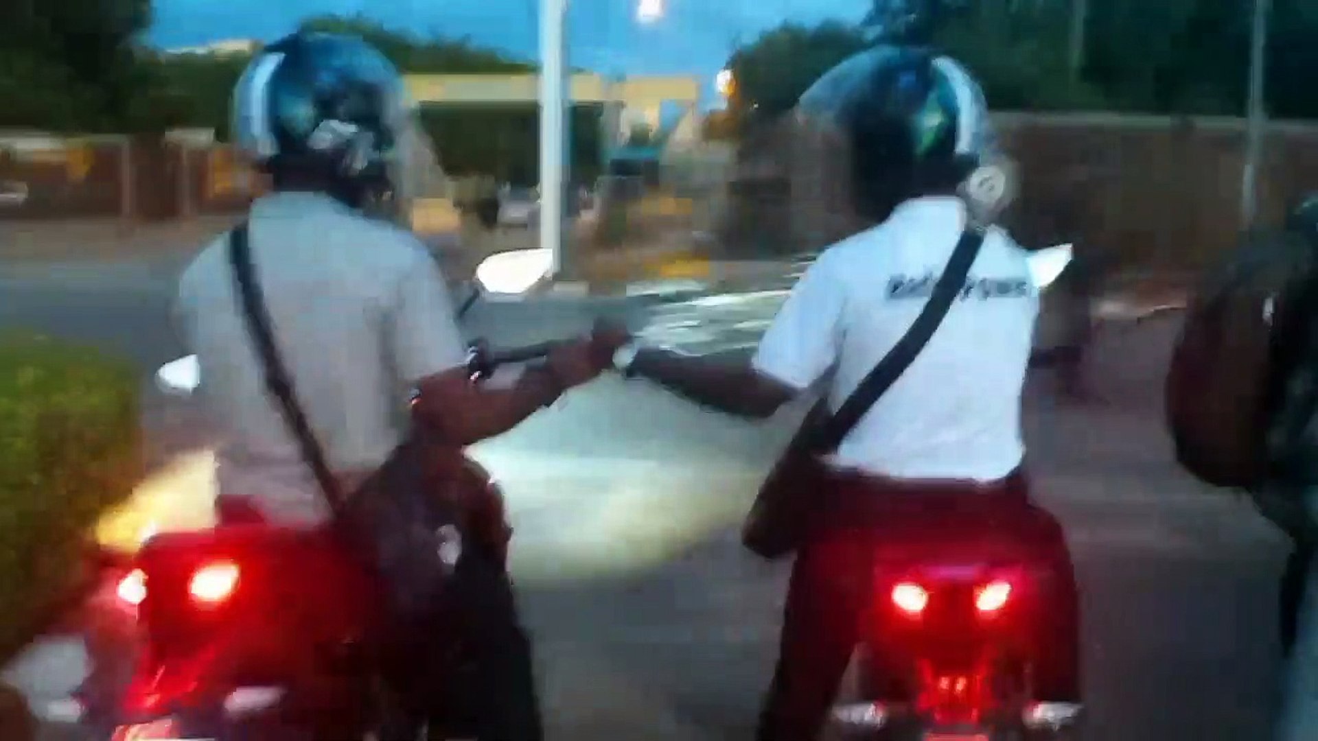 Tuto pratique moto - Ecran antibuée pour casque moto - Vidéo Dailymotion