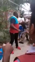Un fils frappe son père devant ses camarades de classe (vidéo)