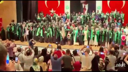 İlahiyat Fakültesi'nde Onuncu Yıl Marşlı, Atatürk bayraklı mezuniyet töreni