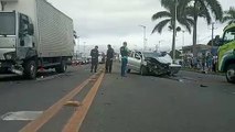 Acidente entre carro e caminhão na Serra