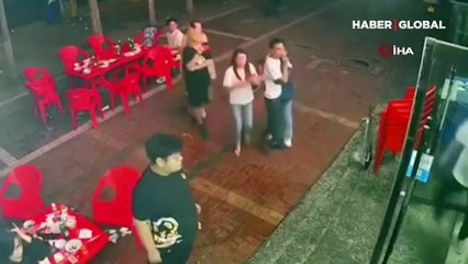 Çin’de 9 kişi restoranda oturan 3 kadını tekme tokat darp etti
