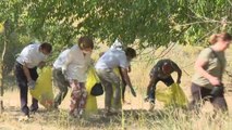 La reina Sofía participa en la campaña de recogida de basura en la naturaleza