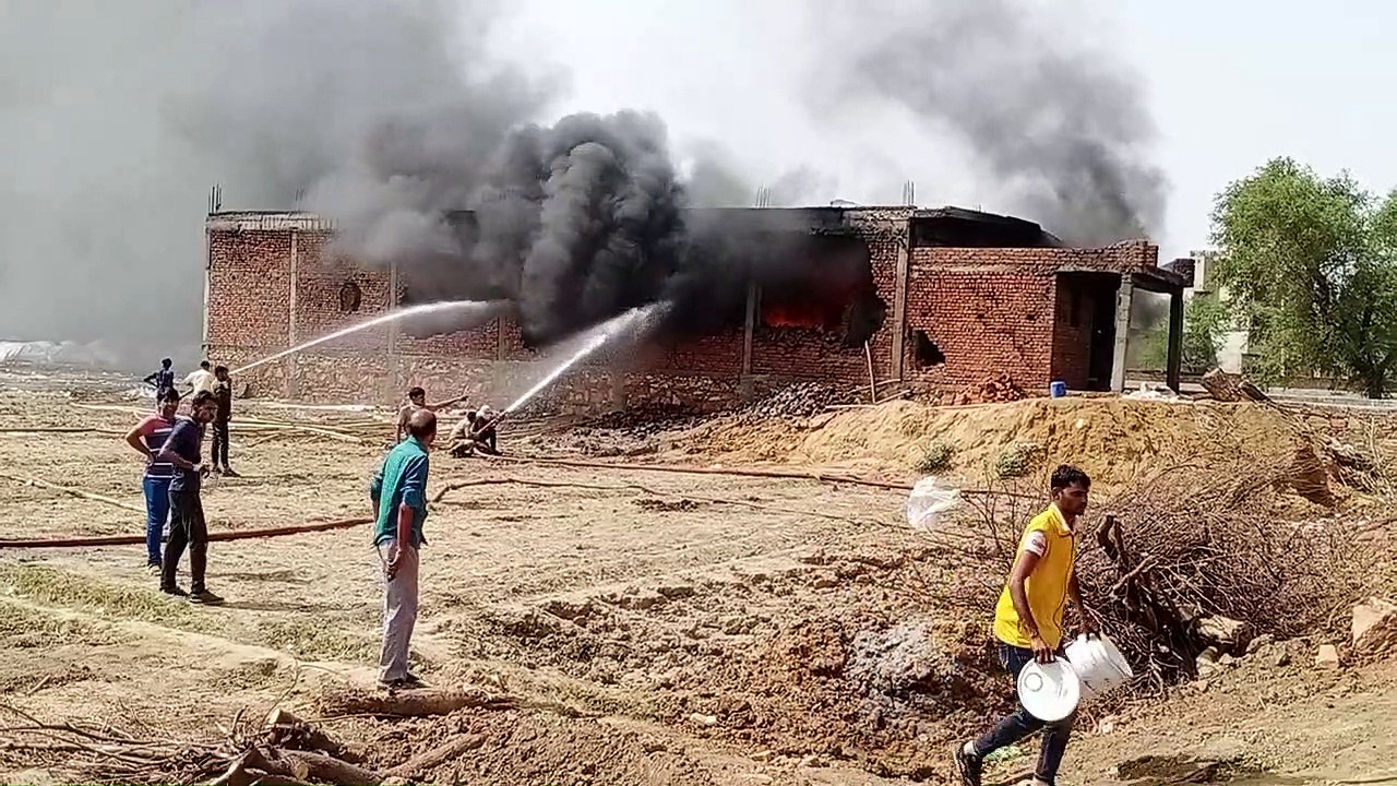 थर्माकोल फैक्ट्री में भीषण आग, 11 घंटे की मशक्क...