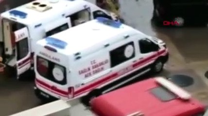 Sürücü kalp krizi geçirdi, minibüs markete daldı: 2 yaralı