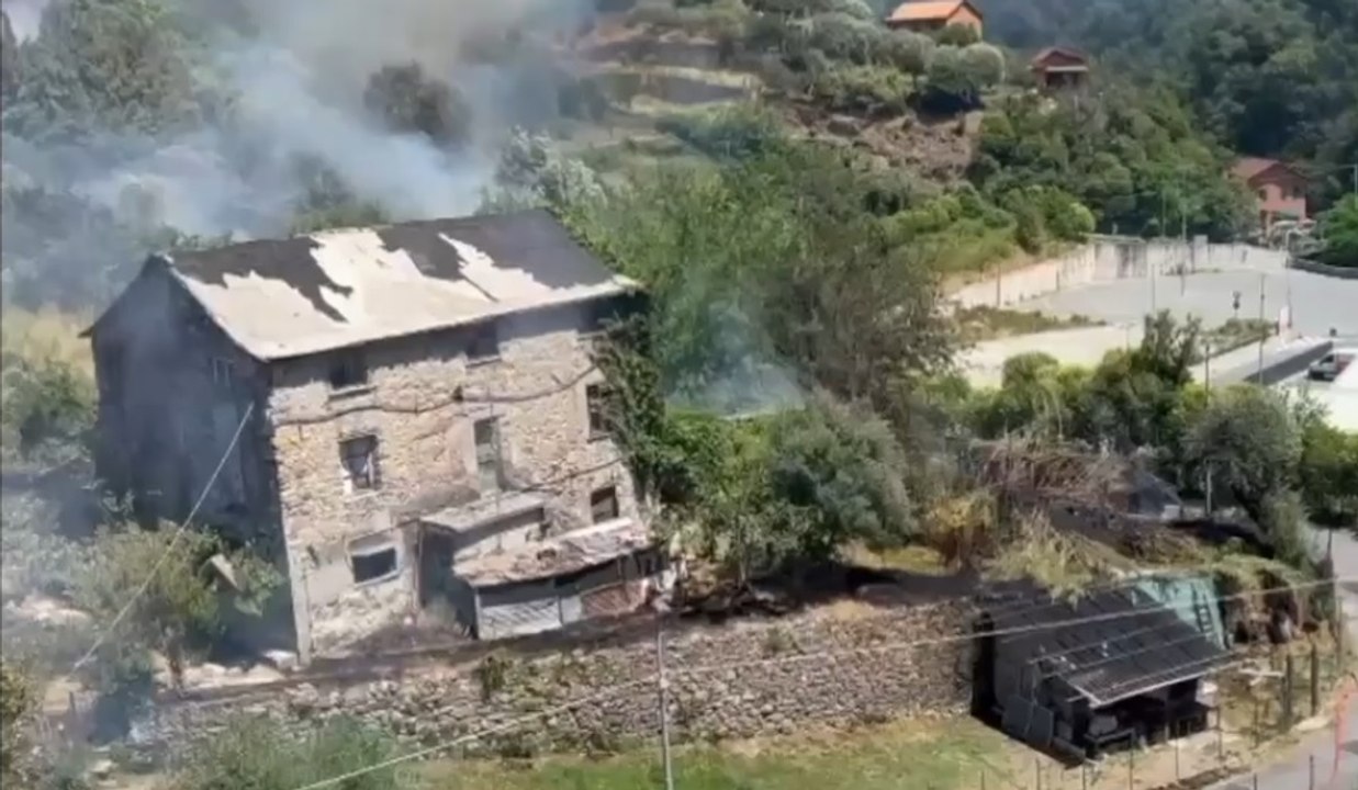 Genova - Incendio minaccia abitazioni in Val Bisagno (11.06.22)